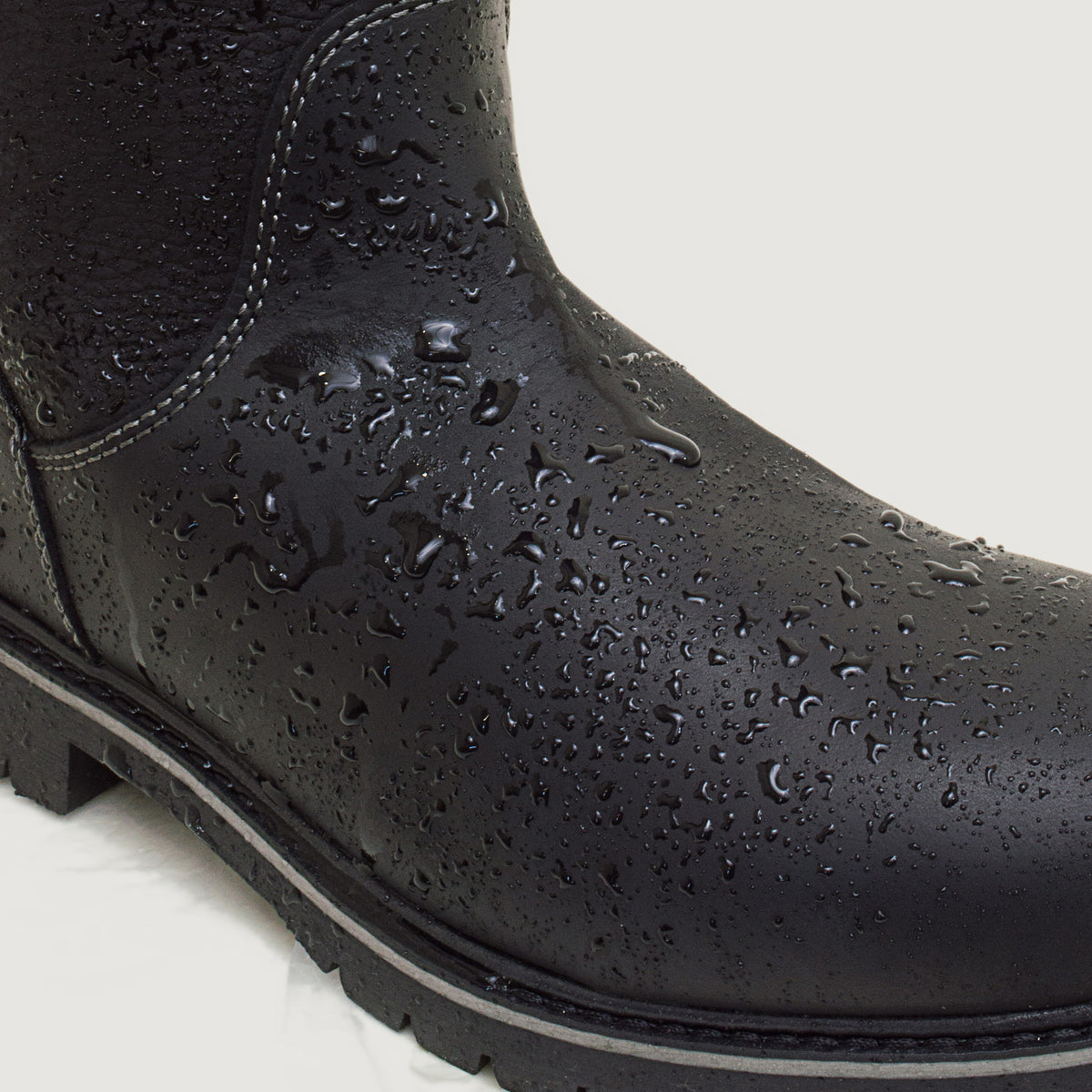 Bareback Quebec waterproof ankle boots in black leather, close-up of water beading on the waterproof leather