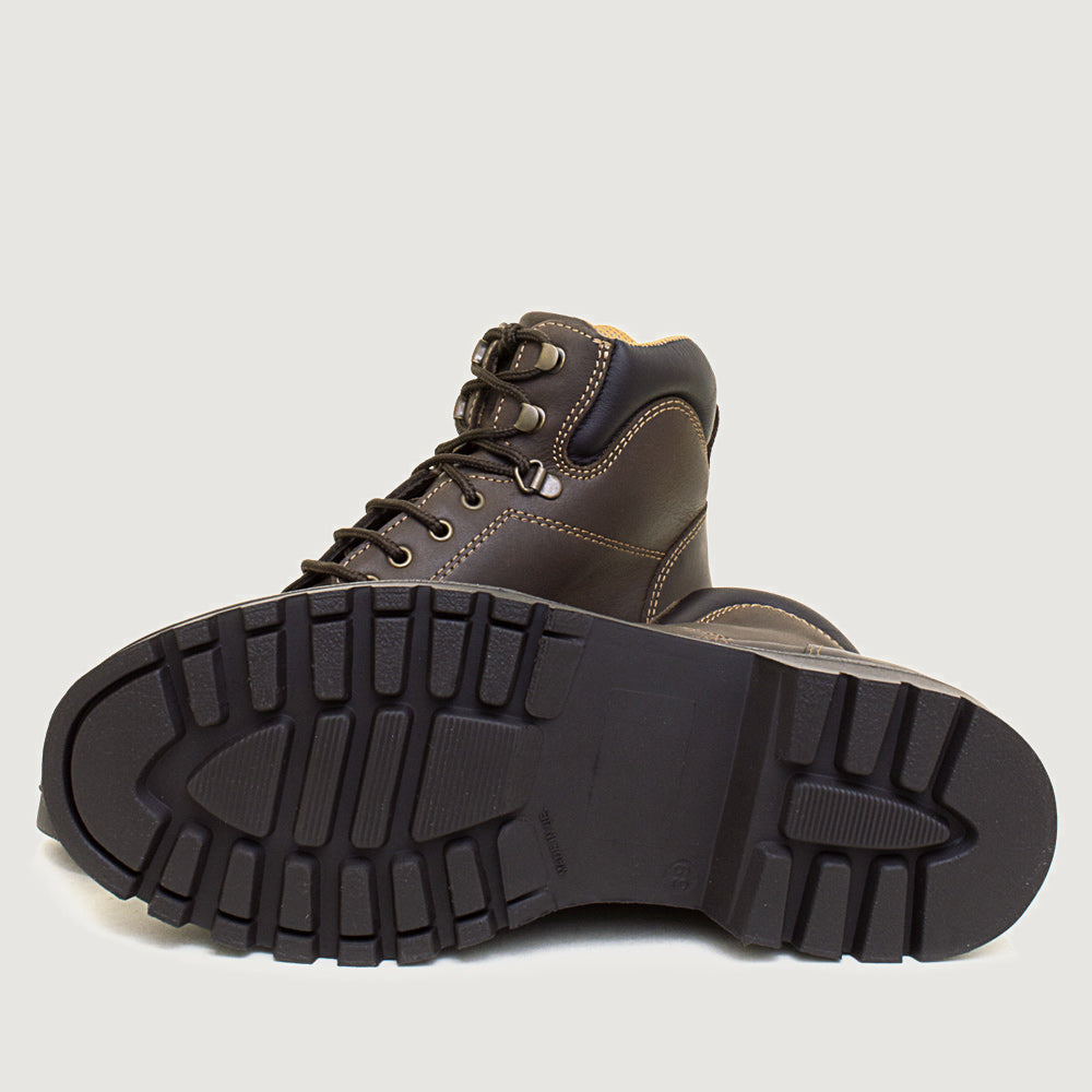 Bareback Buffalo walking boots in brown leather, close-up of the cleated outsole