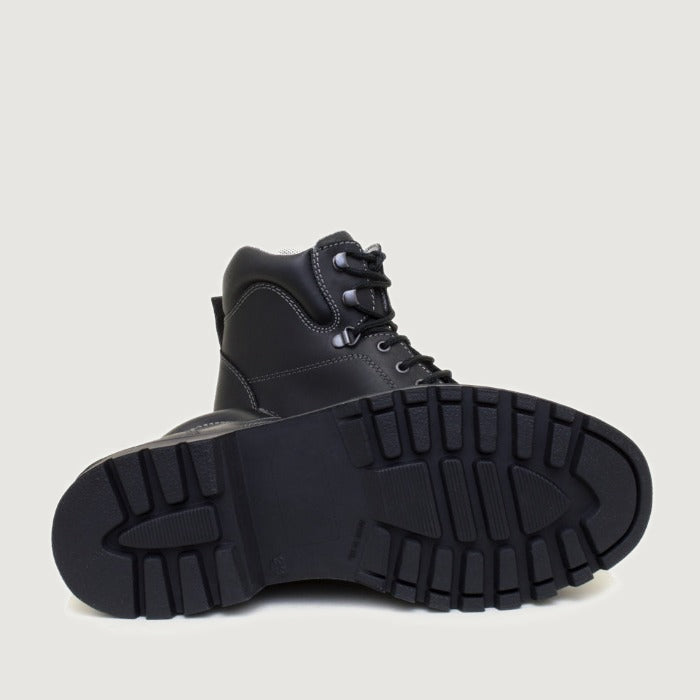 Bareback Buffalo walking boots in black leather, close-up of the cleated outsole