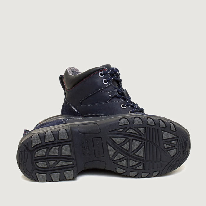 Bareback Blair Storm waterproof boots in navy, close-up of the grip rubber outsole