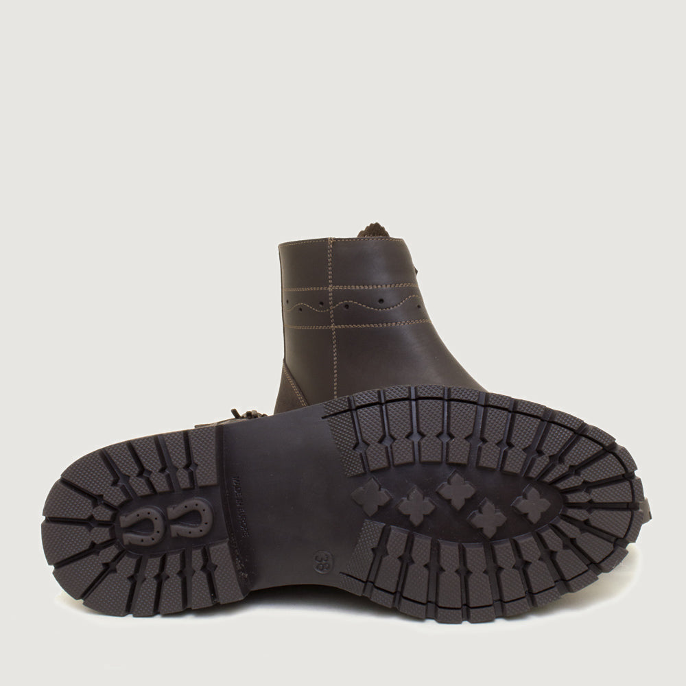Bareback Hudson waterproof ankle boots in chocolate, close-up of the cleated outsole