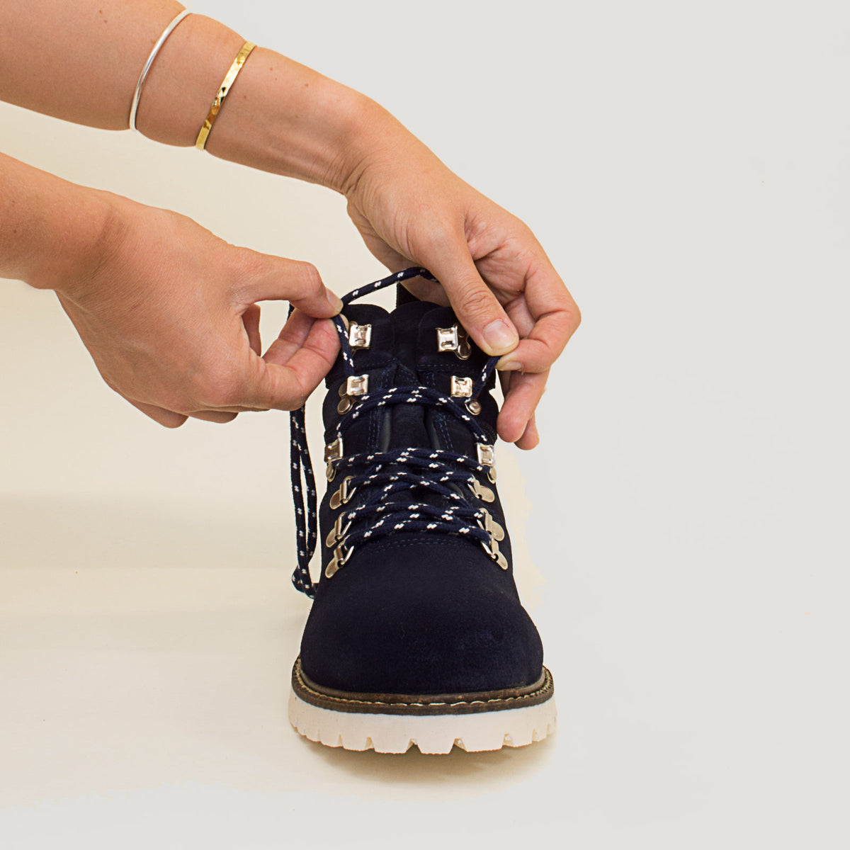 Bareback Chicago waterproof boots in blue leather, close-up of the laces threaded through the hooks