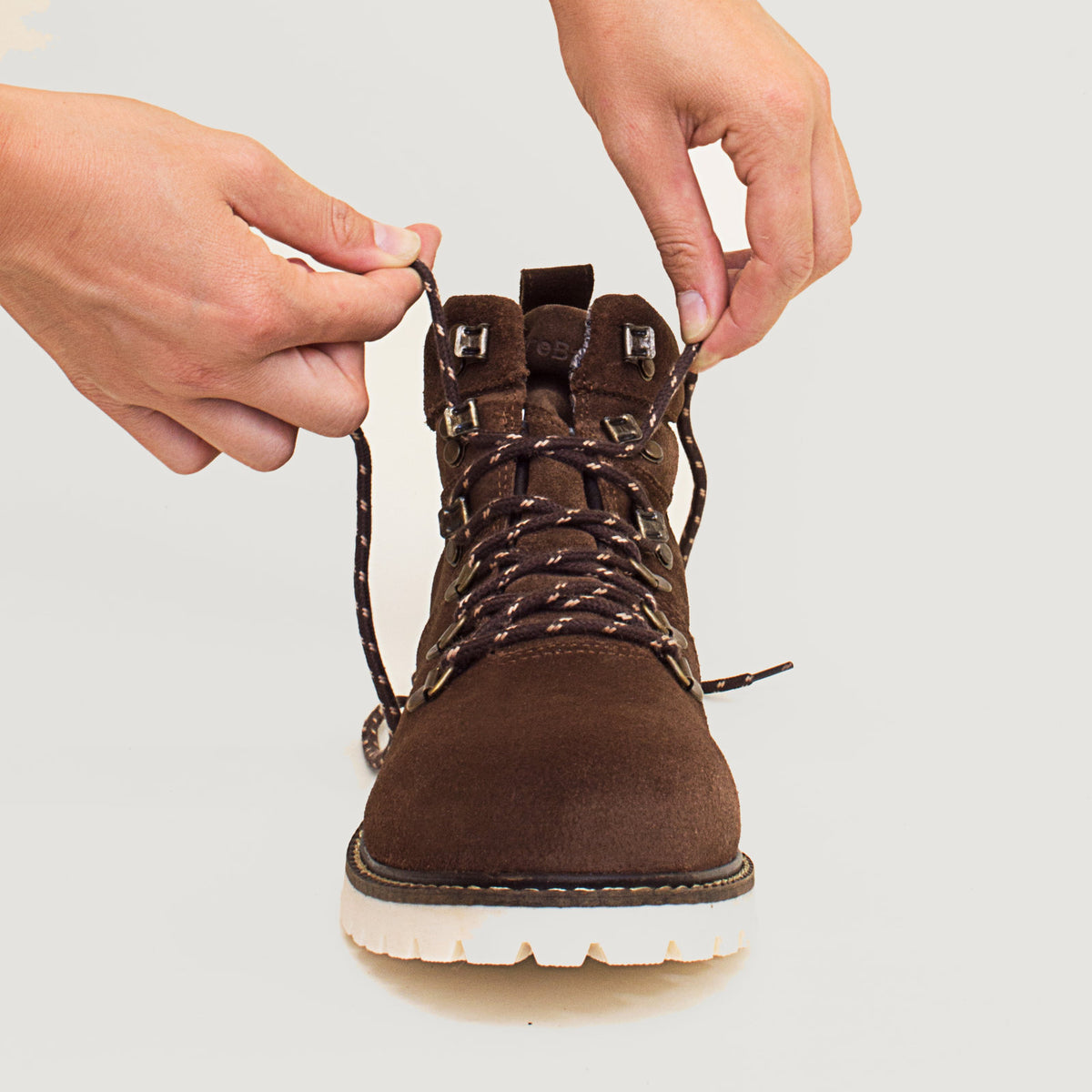 Bareback Chicago waterproof boots in brown leather, close-up of the laces threaded through the hooks