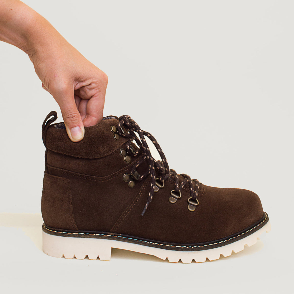 Bareback Chicago waterproof boots in brown leather, close-up of a hand adjusting the padded collar