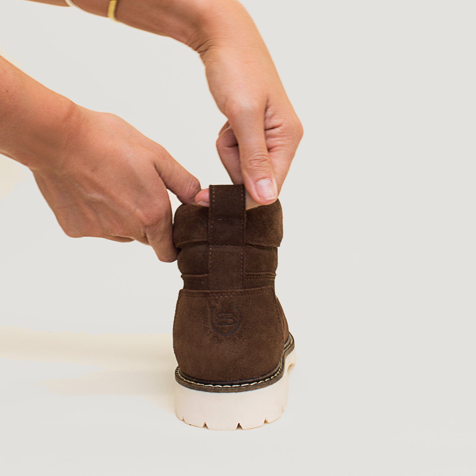 Bareback Chicago waterproof boots in brown leather, close-up of the heel pull tab
