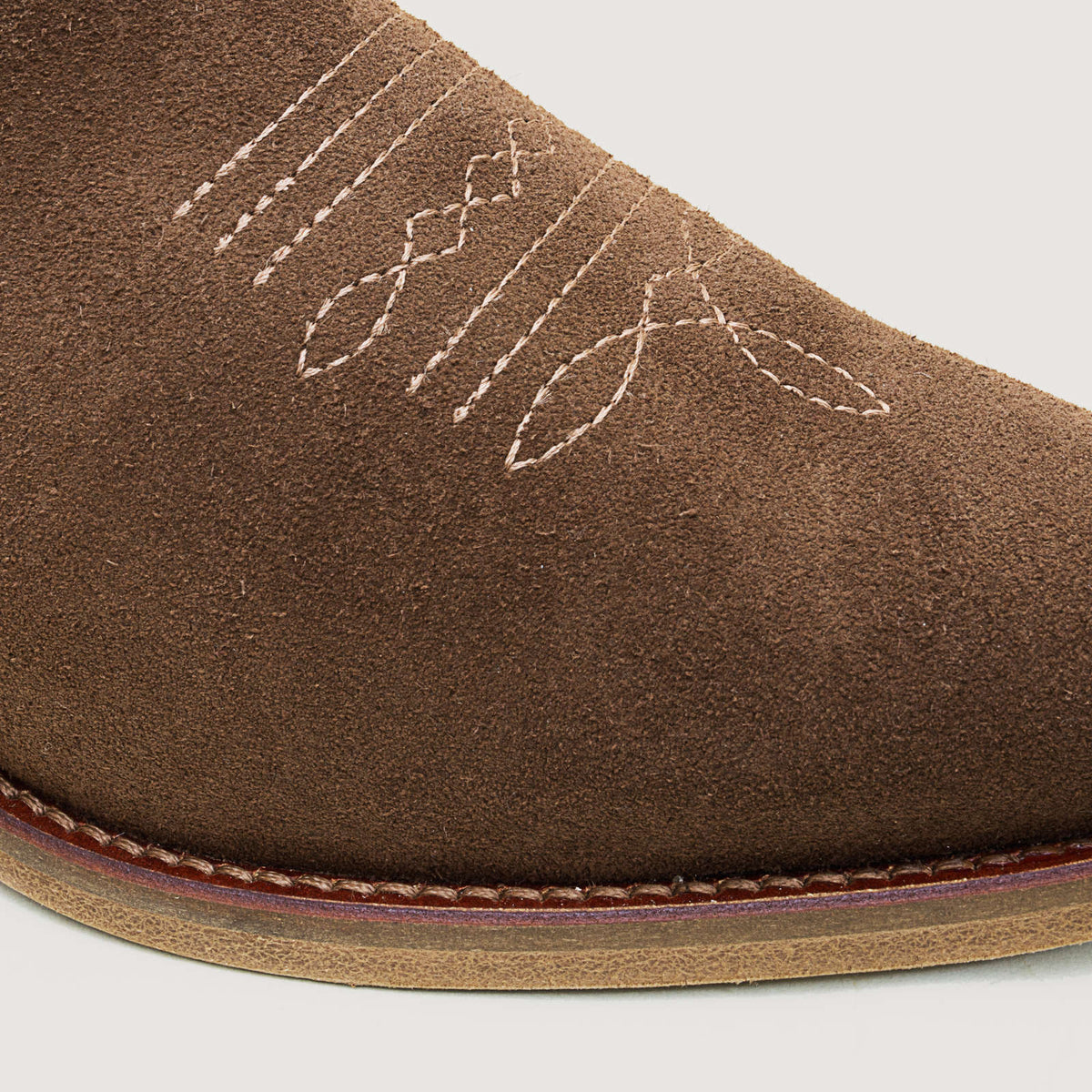 Bareback Dixie cowboy boots in brown suede, close-up of the stitching and welt