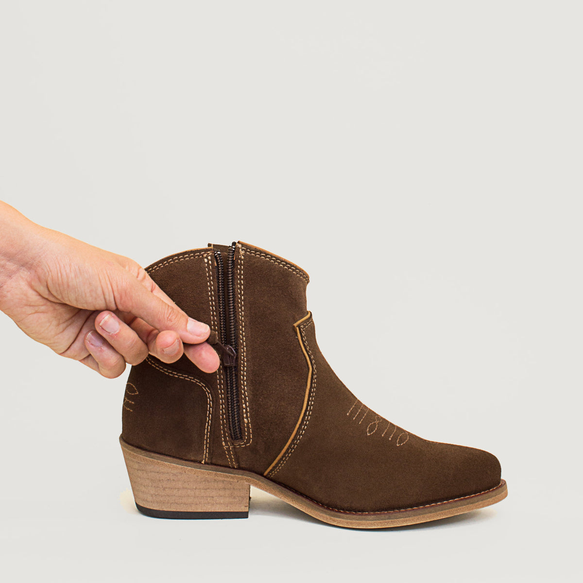 Bareback Dixie cowboy boots in brown suede, close-up of the zip being operated