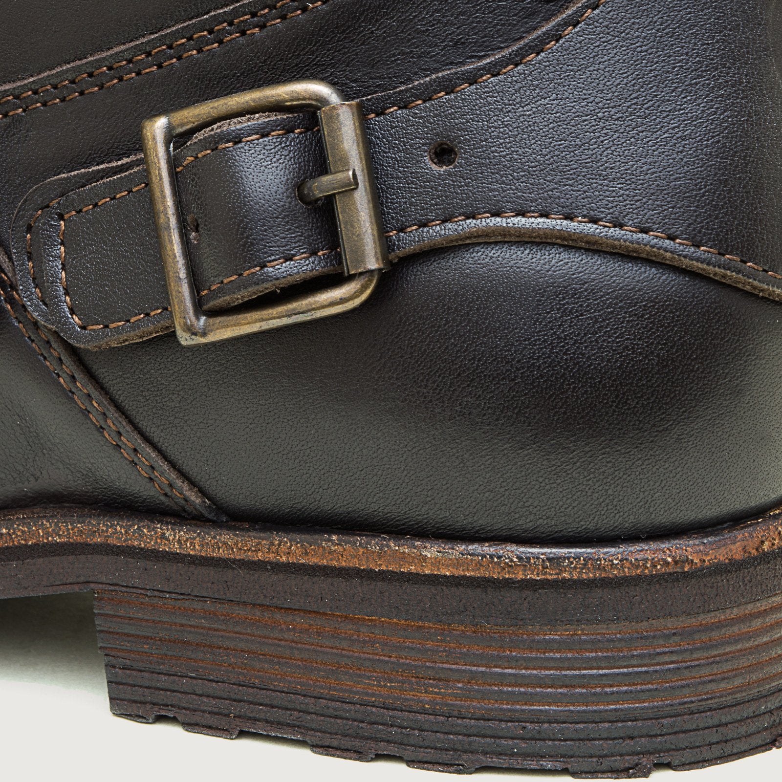 Bareback Harley boots in brown leather, close-up of the heel and buckle strap