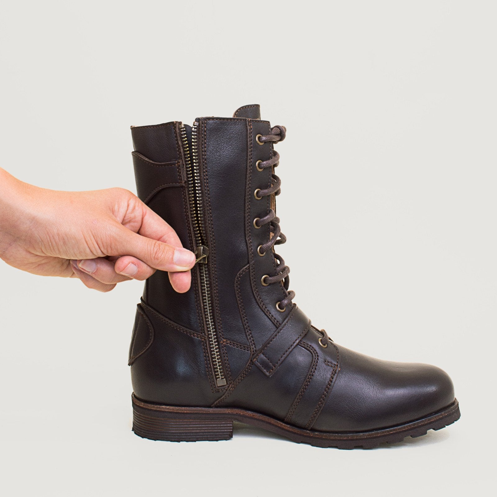 Bareback Harley boots in brown leather, close-up of the zip being operated