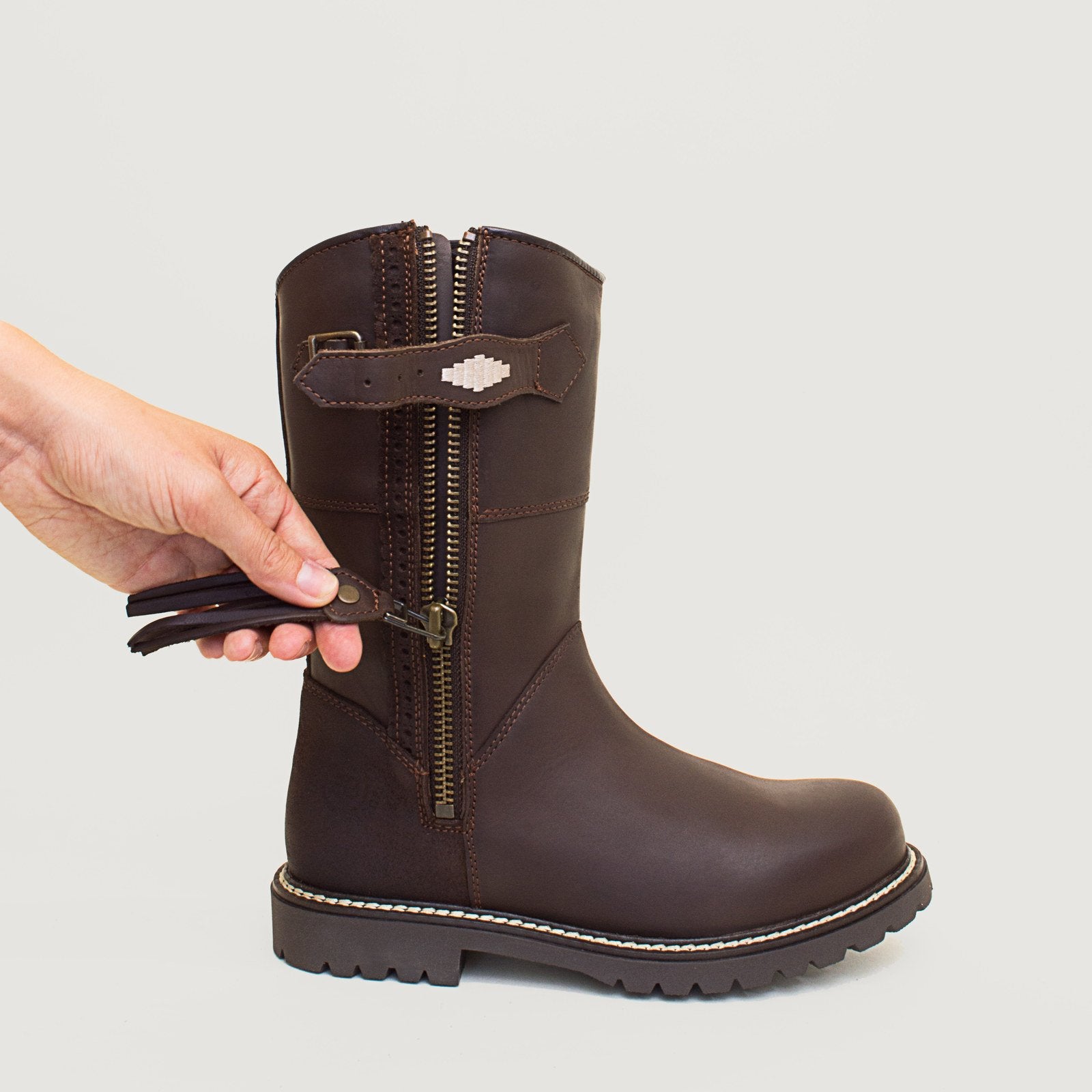 Bareback Hudson Mid waterproof boots in chocolate leather, close-up of the zip being operated